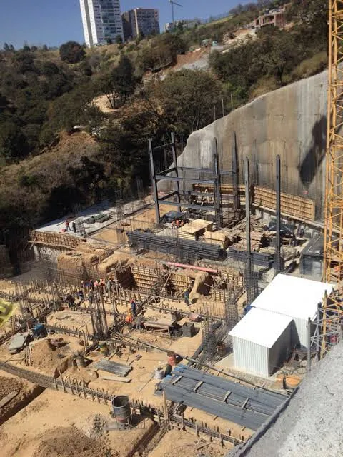 Obra de cimentación de un edificio en ladera
