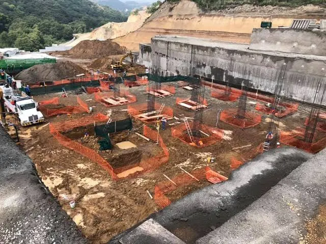 Obra de cimentación con personal trabajando