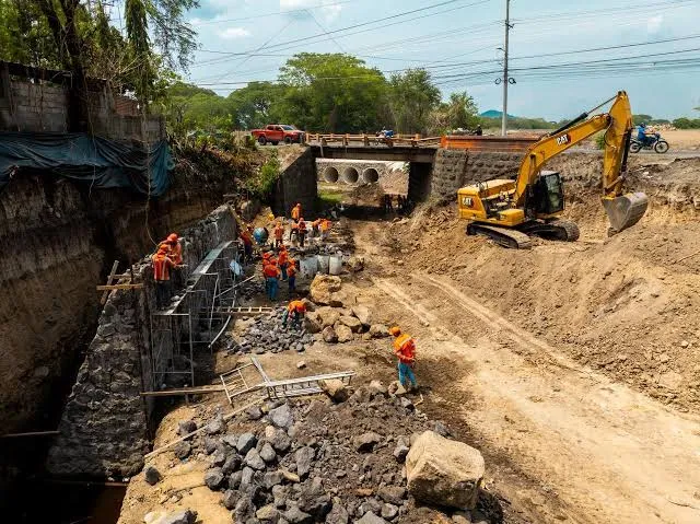 Trabajadores con equipo de protección en obra de un puente